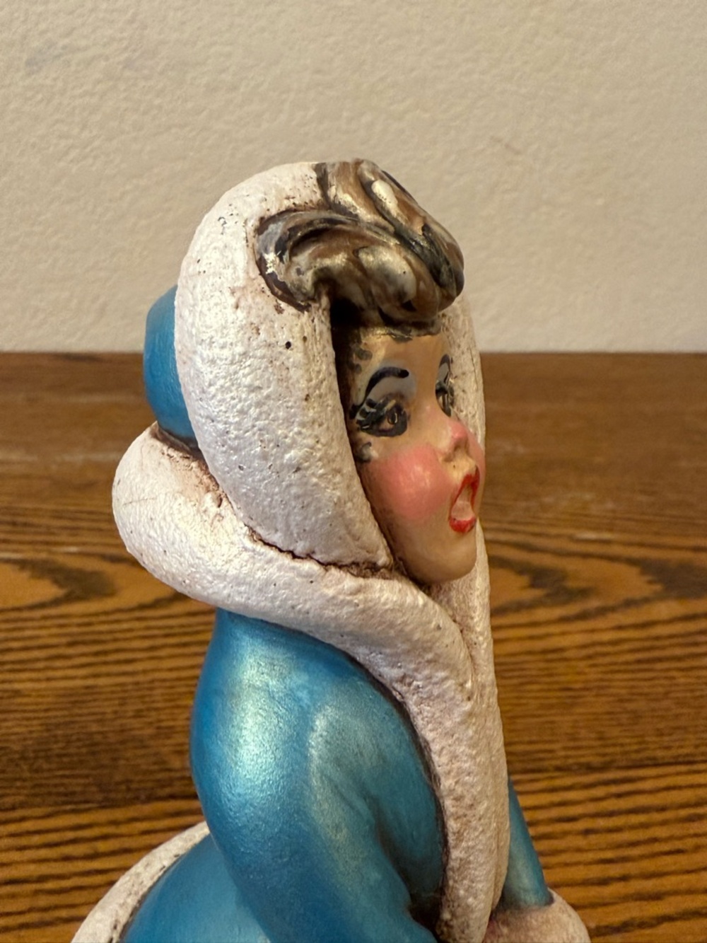 Vintage Atlantic Mold "Windswept Girl" Ceramic Caroler – Hand-Painted VTG WHIMSY - Picture 13 of 16